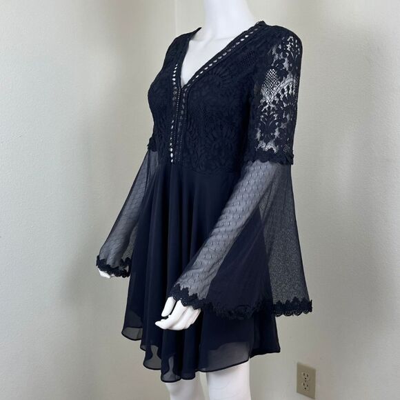 Two Sisters Women Size 8 Blue Bethany Crochet Flare Long Sleeve Mini Dress - Picture 10 of 17